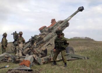 Quelle est la différence de fond entre canons, obusiers et armes à tirs tendues (antichars ou DCA, par exemple) ?