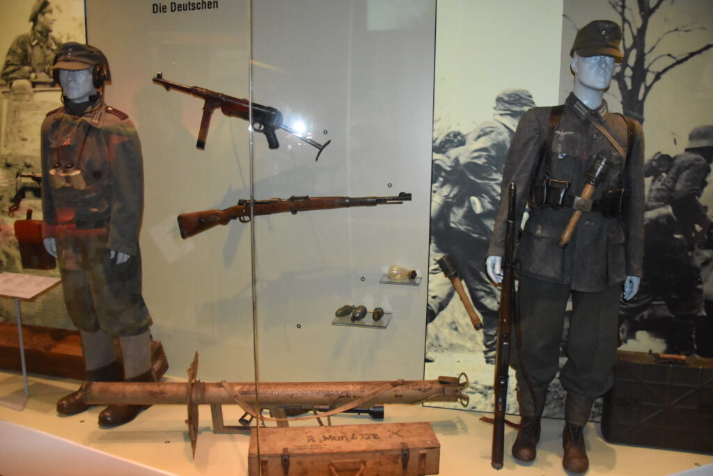 Si l’on s’intéresse à la Bataille des Ardennes, le Bastogne War Museum est incontournable. Alliant une importante collection de pièces militaires mais aussi civiles, la visite est rythmée par quatre témoignages de personnages semi-fictifs (une institutrice résistante belge, un enfant, un officier allemand et un parachutiste américain), en plus d'une scénographie originale et sophistiquée. Il donne une très bonne vue des opérations, des combats sur le terrain mais aussi de la dureté de la vie des civils belges en cette fin 1944.