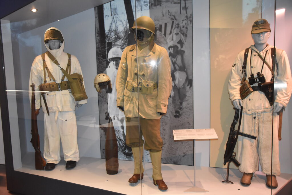 Si l’on s’intéresse à la Bataille des Ardennes, le Bastogne War Museum est incontournable. Alliant une importante collection de pièces militaires mais aussi civiles, la visite est rythmée par quatre témoignages de personnages semi-fictifs (une institutrice résistante belge, un enfant, un officier allemand et un parachutiste américain), en plus d'une scénographie originale et sophistiquée. Il donne une très bonne vue des opérations, des combats sur le terrain mais aussi de la dureté de la vie des civils belges en cette fin 1944.