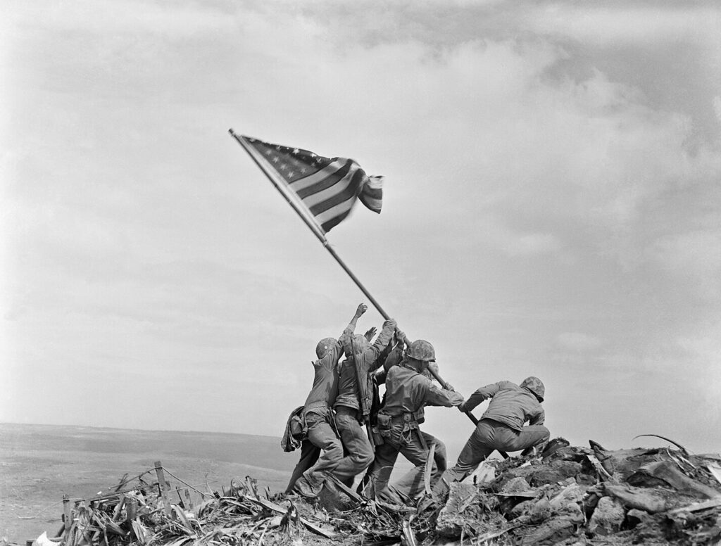 Les Marines lèvent le drapeau américain après la victoire sur les Japonais au sommet du mont Suribashi. Photo Joe Rosenthal