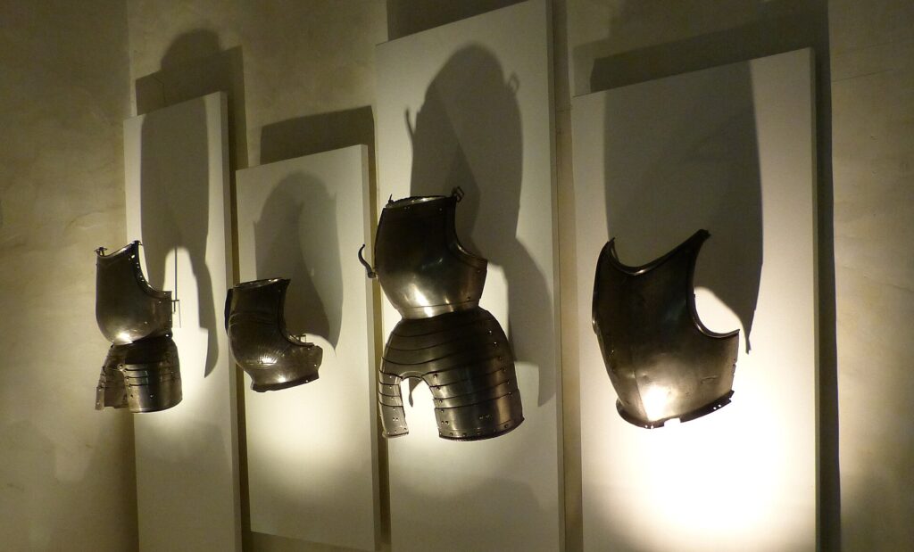 Plastrons historiques en métal. Castelnaud.
Crédit Wolfgang Sauber