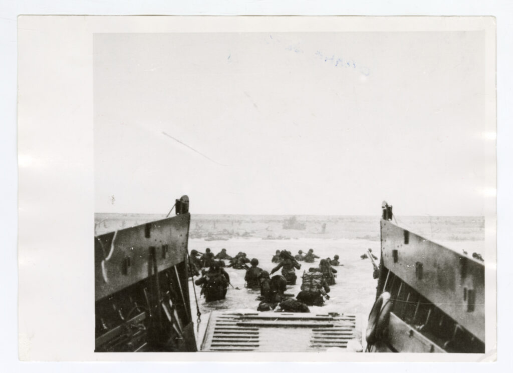 Débarquement
en Normandie des troupes anglo américaines, 6 juin 1944
photographie de Robert Capa