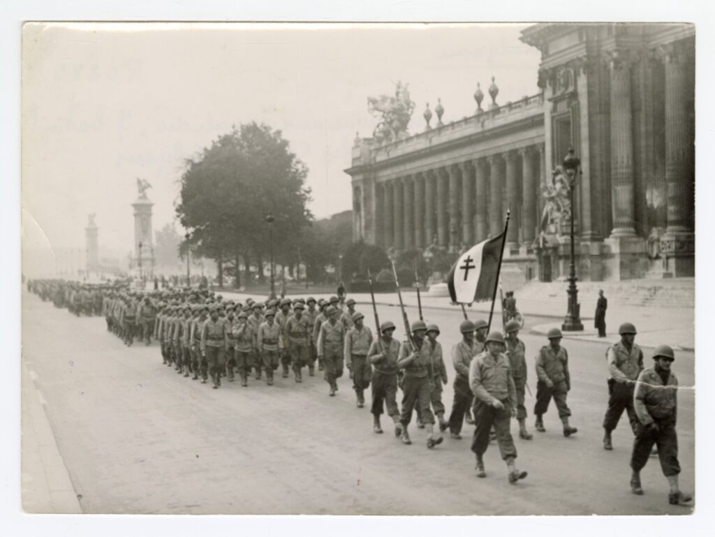 Après
avoir été passés en revue aux Invalides, sept bataillons des Forces
françaises de l’intérieur, ayant défilé sur les Champs Élysées, passent devant
le Grand Palais, 6 octobre 1944
Service
historique de la Défense, DE 2007 ZC 18 1 8148
