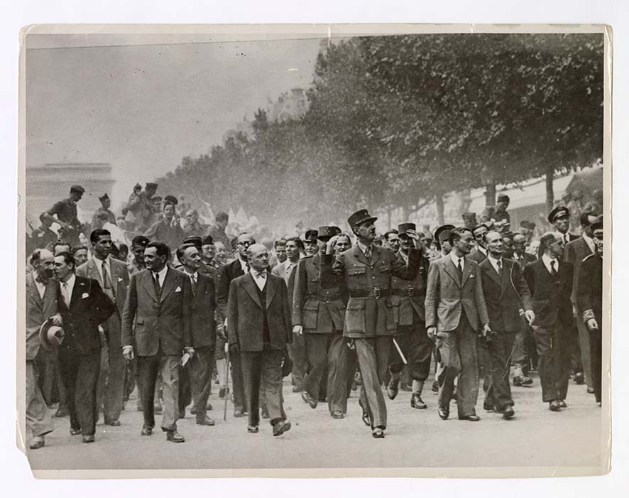Après avoir ranimé la flamme du Soldat inconnu sous l'Arc de Triomphe, le général de Gaulle descend l’avenue des Champs Élysées le 26 août 1944 Service historique de la Défense, DE 2007 ZC 18 1 13228, fonds du Comité d’histoire de la Deuxième Guerre mondiale