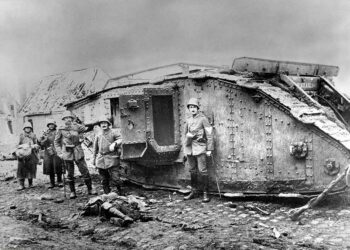 Soldats allemands devant la carcasse d'un char britannique "Mark IV", à l'extérieur de Fontaine, près de Cambrai. Décembre 1917