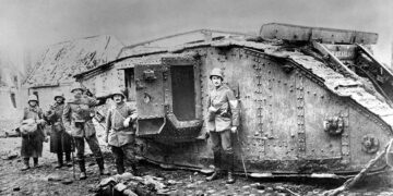 Soldats allemands devant la carcasse d'un char britannique "Mark IV", à l'extérieur de Fontaine, près de Cambrai. Décembre 1917