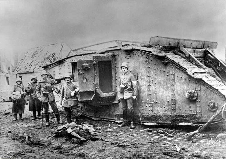Soldats allemands devant la carcasse d'un char britannique "Mark IV", à l'extérieur de Fontaine, près de Cambrai. Décembre 1917