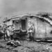 Soldats allemands devant la carcasse d'un char britannique "Mark IV", à l'extérieur de Fontaine, près de Cambrai. Décembre 1917
