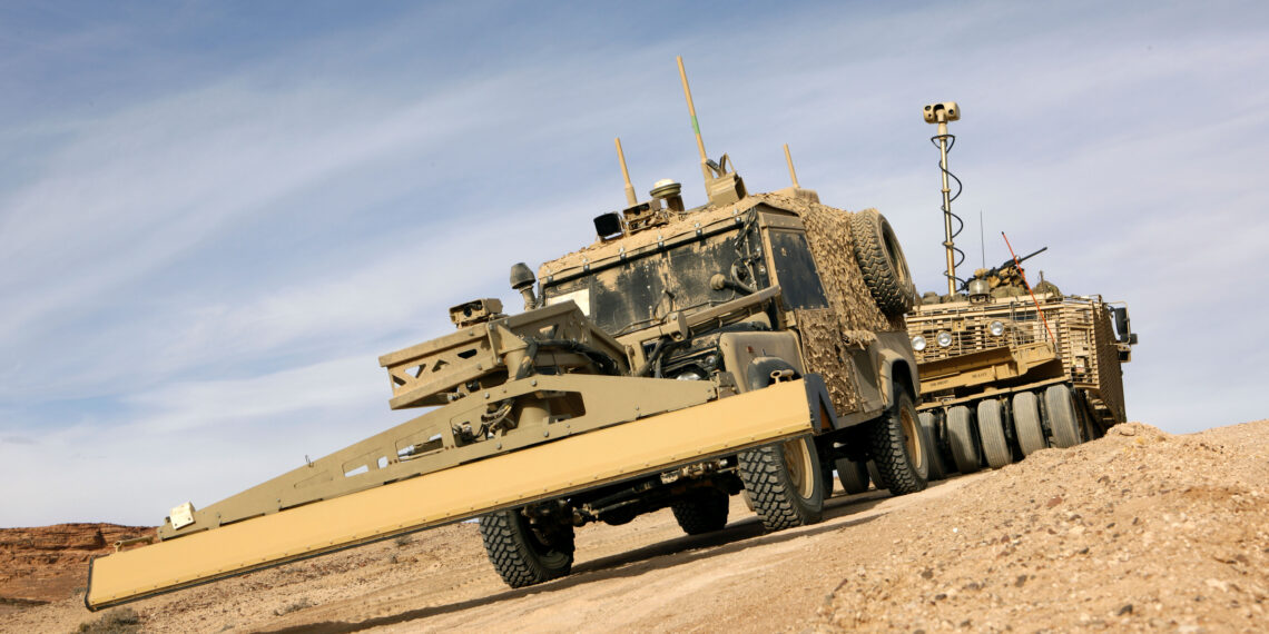 Land Rover « Panama » télécommandé avec radar à pénétration de sol pour détecter les engins explosifs improvisés, suivi d'un Mastiff équipé de rouleaux de déminage Choker. Photo Steve Dock/MOD