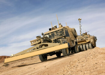Land Rover « Panama » télécommandé avec radar à pénétration de sol pour détecter les engins explosifs improvisés, suivi d'un Mastiff équipé de rouleaux de déminage Choker. Photo Steve Dock/MOD