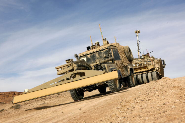 Land Rover « Panama » télécommandé avec radar à pénétration de sol pour détecter les engins explosifs improvisés, suivi d'un Mastiff équipé de rouleaux de déminage Choker. Photo Steve Dock/MOD